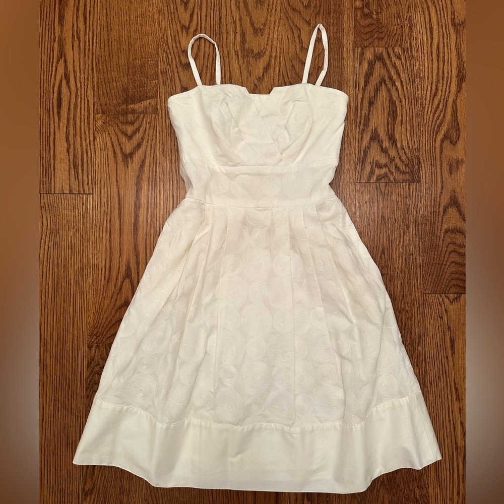 Fit and flare white dress. Has removable/adjustable straps and side POCKETS.